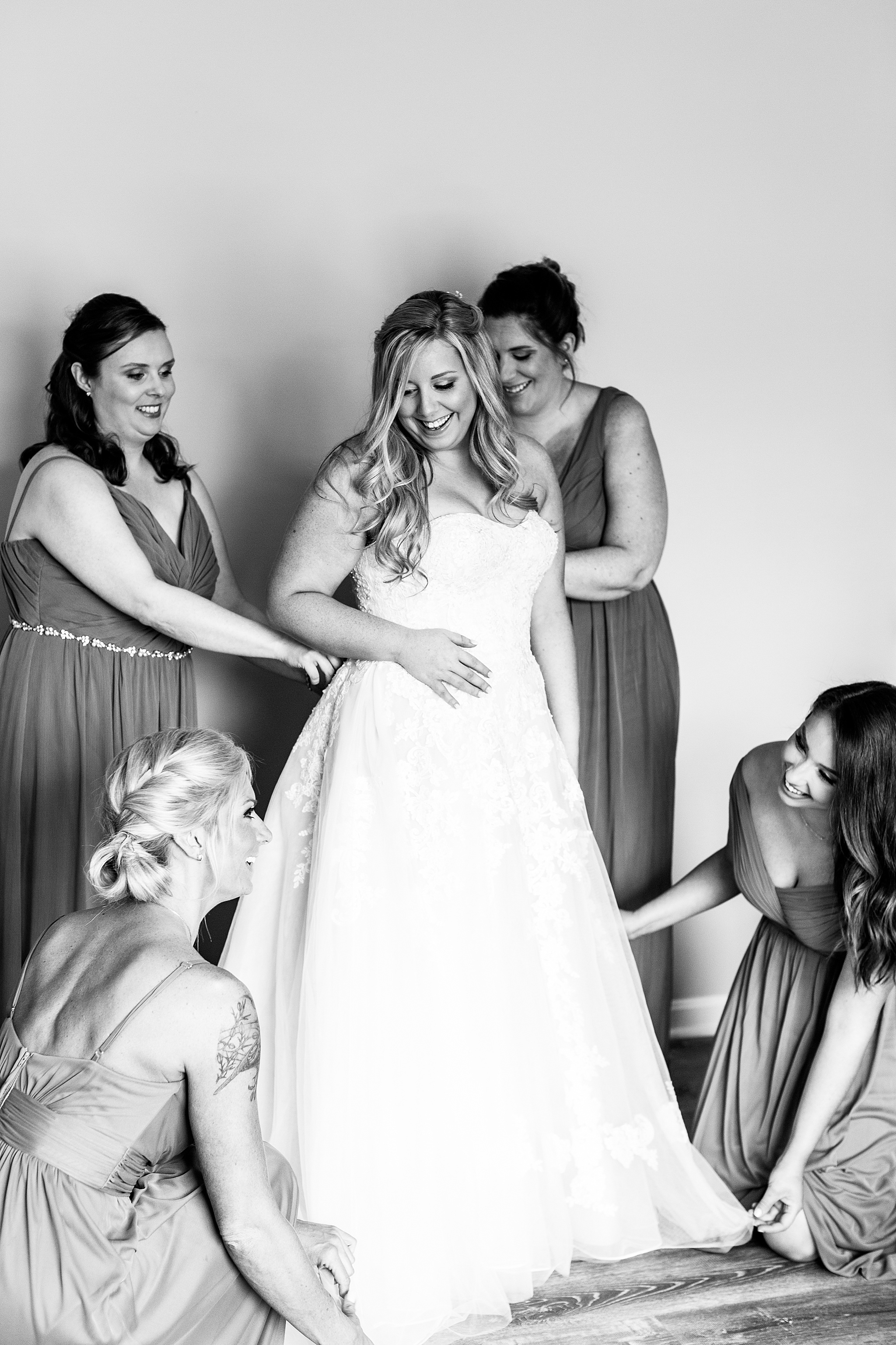 bride and bridesmaids prepare for wedding day in MD with Alexandra Mandato Photography