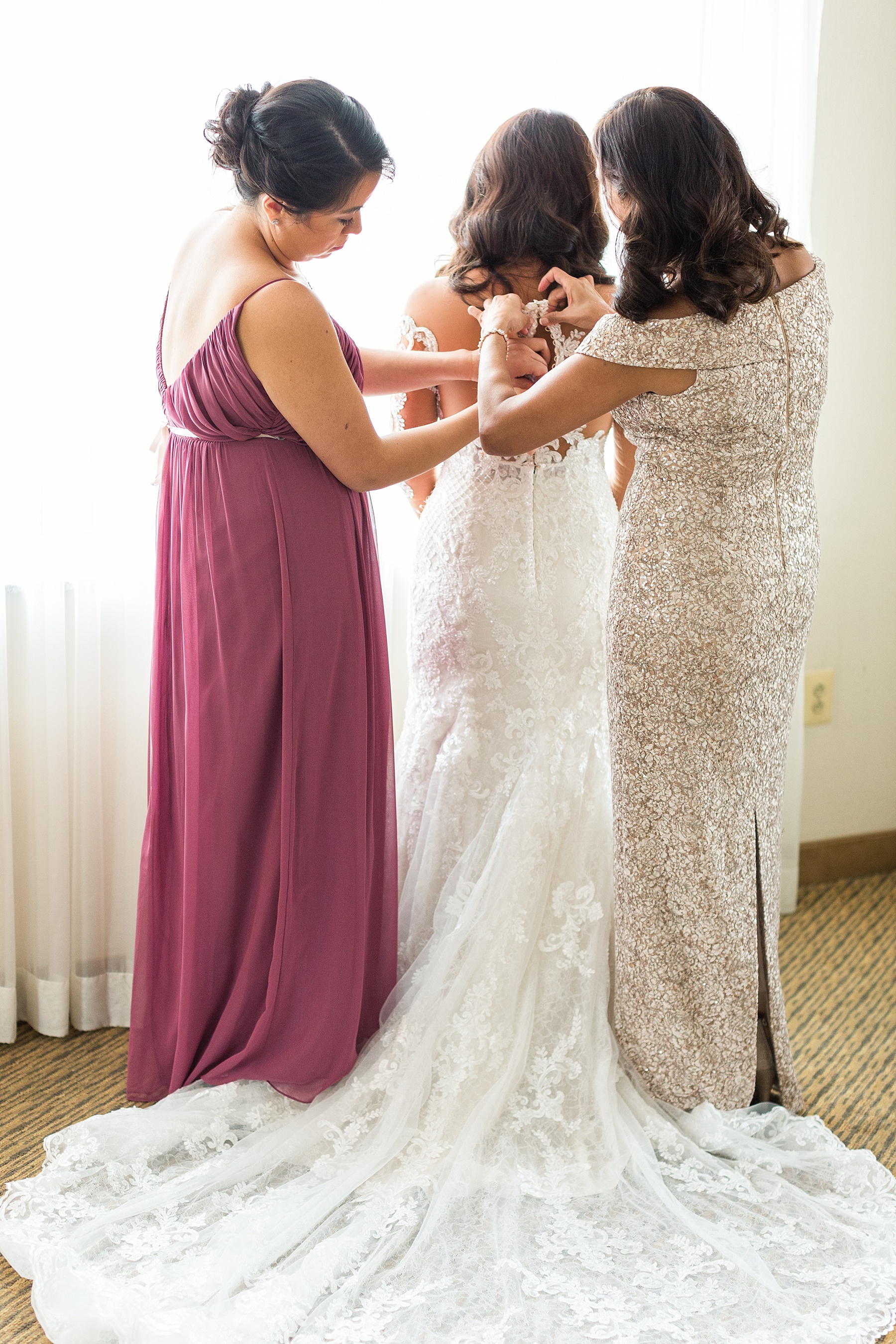 wedding day preparations with the bride by Alexandra Mandato Photography